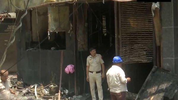 দিল্লির হোটেলে অগ্নিকাণ্ড! মালব্য নগরে ভয়াবহ আগুনে ২০ জনের মৃত্যু, প্রশ্নের মুখে লাইসেন্স