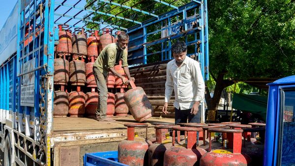 এলপিজি সিলিন্ডারের দাম একলাফে বাড়ল ২৯ টাকা, জুন মাসে কত হল রেট?