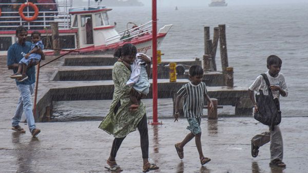 ভারতে আনুষ্ঠানিকভাবে বর্ষার প্রবেশ! কেরলে ঢুকল দক্ষিণ-পশ্চিম মৌসুমী বায়ু, জারি কমলা সতর্কতা