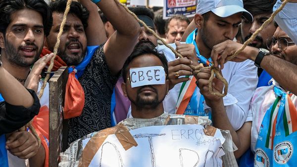 সিবিএসই চেয়ারম্যান ও সচিবের বদলি, ওএসএম পদ্ধতিতে দুর্নীতির অভিযোগে তদন্ত শুরু