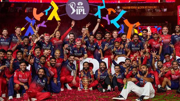 ১২ মাসের ব্যবধানে পরপর দু'বার আইপিএল চ্যাম্পিয়ন বেঙ্গালুরু, স্বপ্নের দৌড় আরসিবির