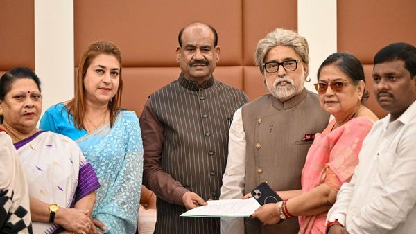 লোকসভায় 'তৃণমূলী' বিদ্রোহ! দিল্লিতে তলব অভিষেককে, কোন দিকে মোড় নিচ্ছে ঘাসফুলের কোন্দল?