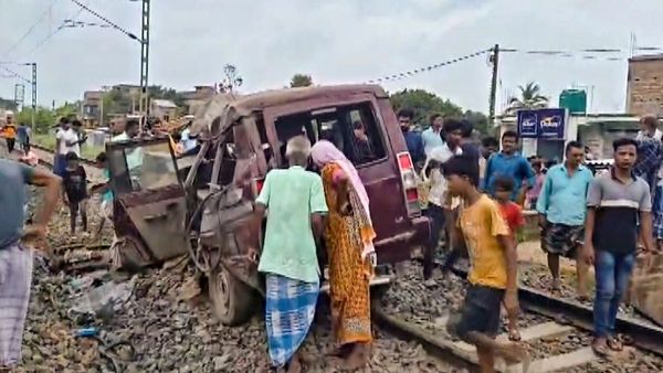 মুর্শিদাবাদে রেল দুর্ঘটনায় নিহতদের পরিবারকে ১০ লক্ষ টাকা করে আর্থিক সাহায্য রেলের, তদন্ত কমিটি গড়ে কড়া পদক্ষেপ