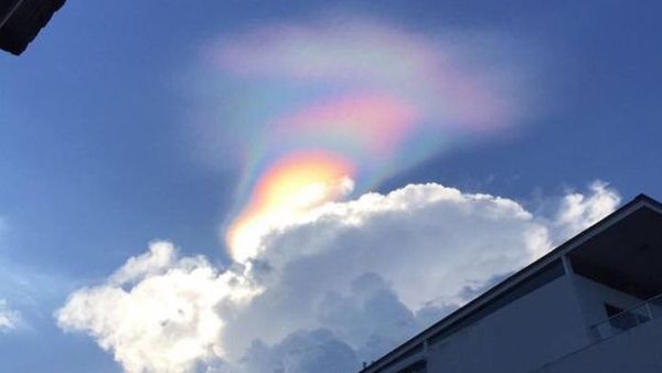 সিঙ্গাপুরের আকাশে হঠাৎ বহু রঙের দুর্লভ মেঘ