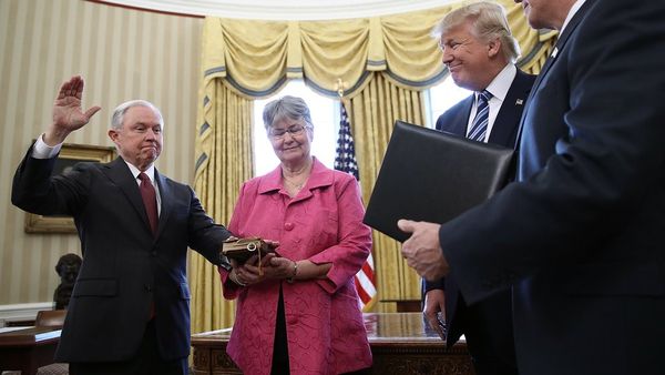 সেনেটে মিথ্যে বলে চাপে মার্কিন অ্যাটর্নি জেনারেল