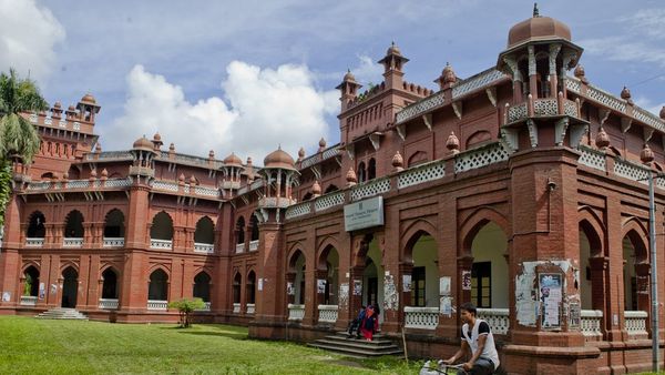 পর্নো দেখিয়ে বরখাস্ত ঢাকা বিশ্ববিদ্যালয়ের শিক্ষক