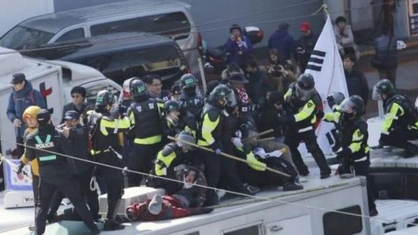 দুর্নীতির দায়ে ক্ষমতাচ্যুত দক্ষিণ কোরীয় প্রেসিডেন্ট