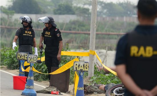 ঢাকায় তল্লাশি চৌকিতে র‍্যাবের গুলিতে বোমাবাহক নিহত