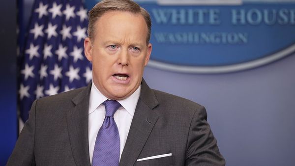 'হিটলারও রাসায়নিক অস্ত্র ব্যবহার করেনি' - এই বক্তব্য দিয়ে তোপের মুখে ট্রাম্পের মুখপাত্র