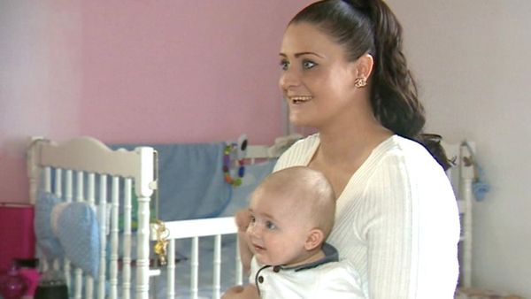 কলায় কামড় দিতেই বেরিয়ে এলো শত শত মাকড়শা