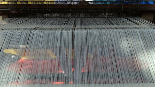 'আধুনিক ও পরিবেশবান্ধব' পোশাক হতে পারে খাদি