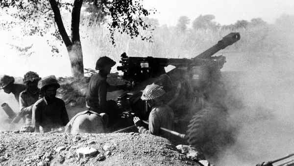 বাংলাদেশ স্বাধীনতা যুদ্ধ ১৯৭১: এই ছবি দেখেই কি আত্মসমর্পণ করেছিলেন নিয়াজী?