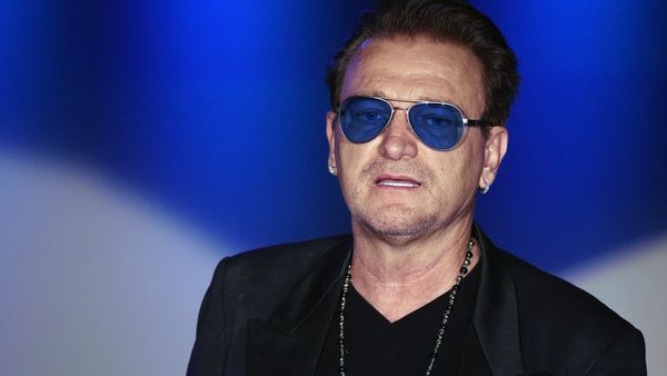 আং সান সুচিকে নিয়ে গান বেঁধেছিলেন পপ তারকা বোনো, এখন সুচির পদত্যাগ চান