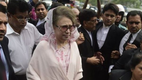 বিএনপি নেত্রী খালেদা জিয়া কি কারাদণ্ডে দণ্ডিত হবার পর বাংলাদেশের আগামী নির্বাচনে অংশ নিতে পারবেন?