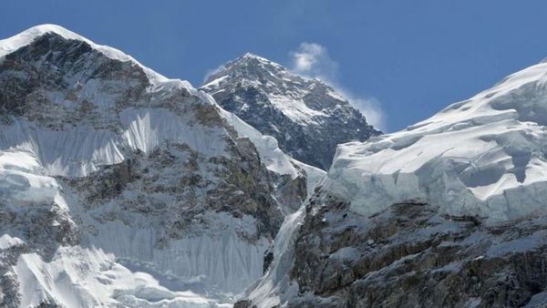 এক আঙুল নিয়ে এভারেস্টে উঠতে গিয়ে জাপানি পর্বতারোহীর মৃত্যু