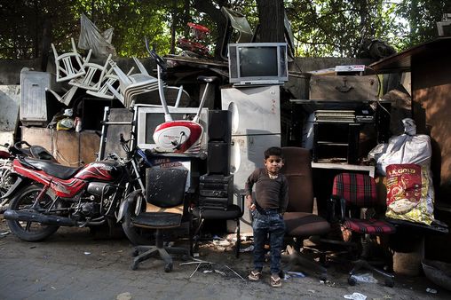 ফেলনা বর্জ্য থেকে যেভাবে অর্থ রোজগার করছেন ভারতীয়রা