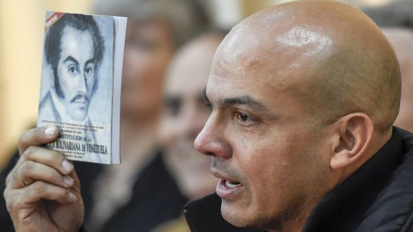 ভেনেজুয়েলা সংকট: কোন ভূমিকায় সেনাবাহিনী?