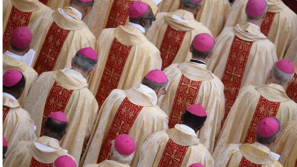 ‘ভ্যাটিকান একটা সমকামী সংস্থা’ বলছেন ফ্রেঞ্চ লেখক