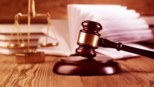 এজলাসে বিচারকের সামনেই এক আসামি হত্যা করলো আরেক আসামিকে