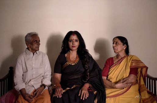 কালো শাড়ির ফ্যাশন দিয়ে সমাজ পরিবর্তন করতে চাইছেন ভারতীয় নারীরা