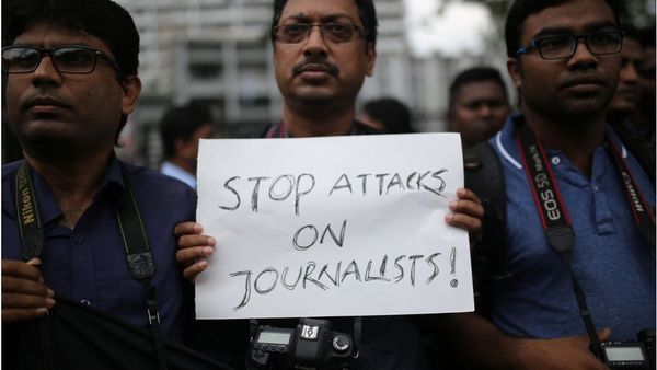 বাংলাদেশের সাংবাদিকরা নির্যাতনের শিকার হয়েও বিচার পান না কেন