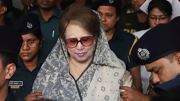 খালেদা জিয়ার জামিন শুনানি পিছিয়েছে, আদালতে হট্টগোল