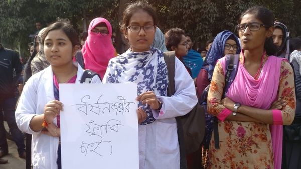 ছাত্রী ধর্ষণের প্রতিবাদে উত্তাল ঢাকা বিশ্ববিদ্যালয়