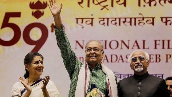 সৌমিত্র চট্টোপাধ্যায় : সত্যজিত রায়ের 'অপু' যেভাবে 'ফেলুদা' হয়ে উঠলেন