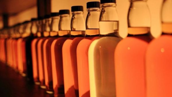 ভেজাল মদ: বাংলাদেশে কেন হঠাৎ তৈরি হয়েছে বিদেশি মদের সংকট?