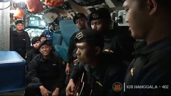 সাবমেরিন: মৃত নাবিকদের বিদায়ী সঙ্গীত গাওয়ার ভিডিও প্রকাশ