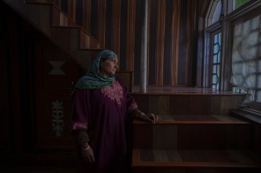 কাশ্মীর: গুম হওয়া সন্তানের খোঁজে মাটি খুঁড়ে চলেছেন এক পিতা