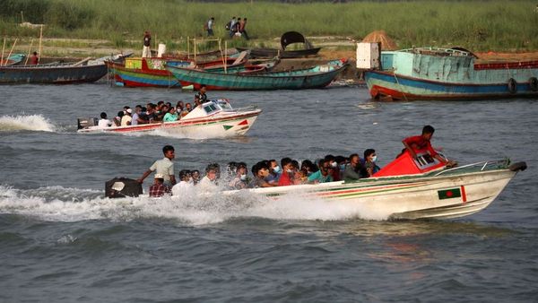 নোঙর করা জাহাজের সঙ্গে স্পিডবোটের সংঘর্ষে বহু মানুষের মৃত্যুর আশঙ্কা