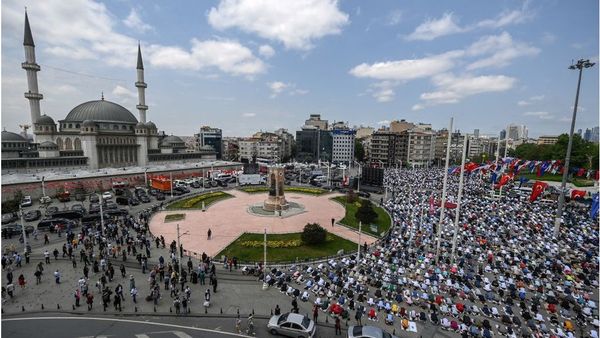 তাকসিম স্কয়ার: এরদোয়ান ইস্তানবুলে একটি মসজিদের উদ্বোধন করেছেন, যেটি নির্মানের বিরোধীতায় ব্যাপক বিক্ষোভ হয়েছিল
