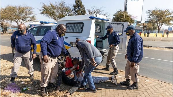 দক্ষিণ আফ্রিকা দাঙ্গা: লুটতরাজের মাঝেই মৃতের সংখ্যা বেড়ে ৭২
