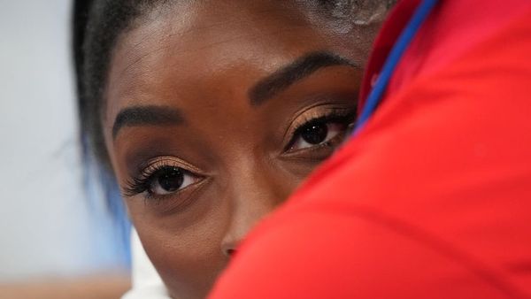 টোকিও অলিম্পিক: মানসিক চাপ নিয়ে প্রতিযোগিতা থেকে সরে দাঁড়ালেন সেরা মার্কিন জিমনাস্ট