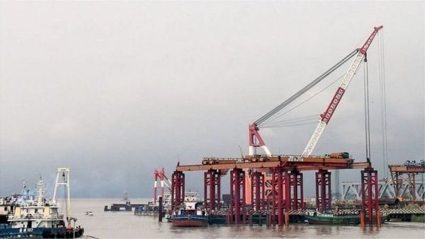 পদ্মা সেতুতে আবারো ফেরির ধাক্কা: নাশকতা নাকি দুর্ঘটনা?