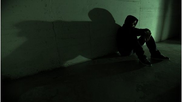 মানসিক স্বাস্থ্য: নারীদের চেয়ে পুরুষদের আত্মহত্যার হার বেশি কেন