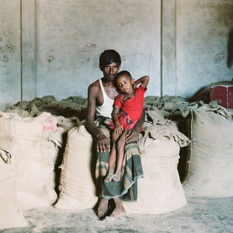 এক টেলিভিশন তারকা আর দরিদ্র কৃষকের সন্তান এক বিজ্ঞানী যেভাবে পাল্টে দিয়েছেন বাংলাদেশের কৃষি