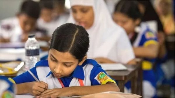 যৌন এবং প্রজনন স্বাস্থ্য শিক্ষা: বাংলাদেশে মাধ্যমিক স্কুলের এক কোটি শিক্ষার্থীকে কী পড়ানো হবে?
