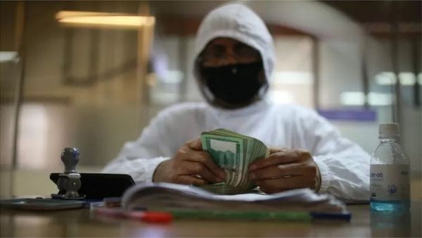 ব্যাংক: অ্যাকাউন্ট থেকে টাকা কেটে রাখার বার্তা পাচ্ছেন গ্রাহকরা