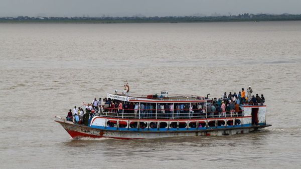 নৌযান: ইংরেজির 'ফেরি বোট' বাংলায় কীভাবে 'লঞ্চ' হল?