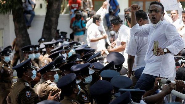 শ্রীলঙ্কা: নজিরবিহীন বিক্ষোভে উত্তাল দেশটির মানুষ কেন প্রেসিডেন্ট রাজাপাকসাকে আর দেখতে চায়না