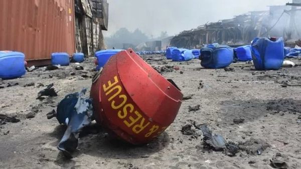 ফ্যাক্ট চেক: সীতাকুণ্ডের আগুনের ফলে অ্যাসিড বৃষ্টির দাবি কতটা সত্যি?