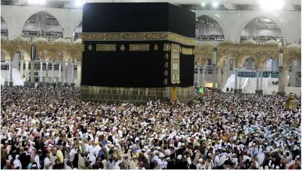 সৌদি আরবে রীতি ভেঙ্গে কাবা শরীফের গিলাফ পরিবর্তন হচ্ছে আজ