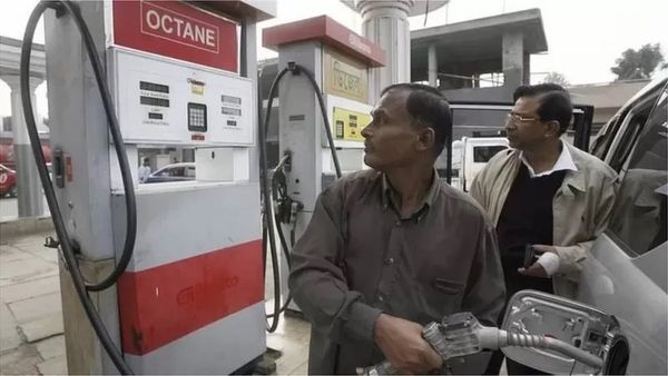 জ্বালানি তেল: ধাপে ধাপে না বাড়িয়ে এক লাফে দাম কেন বাড়ানো হলো, কী বলছে বাংলাদেশ সরকার?