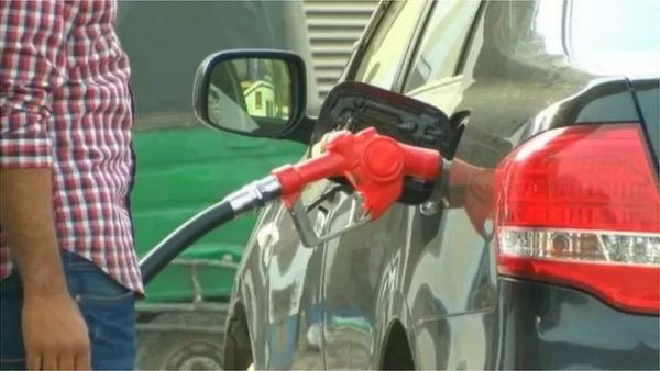 জ্বালানি তেল: বিশ্ববাজারের সাথে বাংলাদেশে দাম সমন্বয় হয় না কেন?