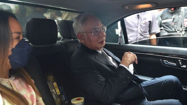 দুর্নীতি: ১২ বছরের জন্য জেলে ঢুকলেন মালয়েশিয়ার সাবেক প্রধানমন্ত্রী নাজিব রাজাক