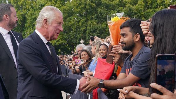 রাজা তৃতীয় চার্লস: সম্মান, মর্যাদা ও ভালোবাসার সাথে জনগণের সেবা করবেন ব্রিটেনের নতুন রাজা