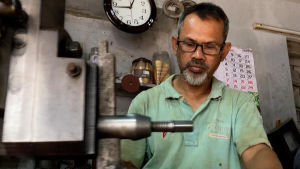 বিদ্যুৎ সংকটে বন্ধ থাকছে কারখানা, ছাঁটাইয়ের চিন্তায় মালিকরা