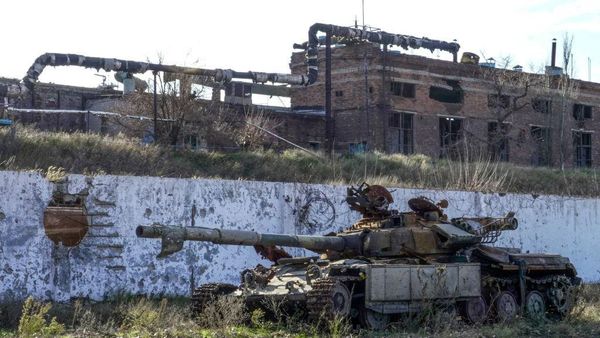 রাতের আঁধারে ইউক্রেনের বিধ্বস্ত শহর মারিউপোল সফর করলেন পুতিন